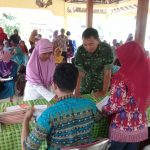 Warga Dawarblandong menerima kartu BPNT