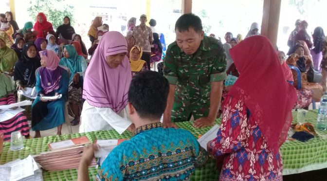 Warga Dawarblandong menerima kartu BPNT