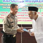 Polres Mojokerto Bagikan Zakat dan Bingkisan Lebaran untuk Warga