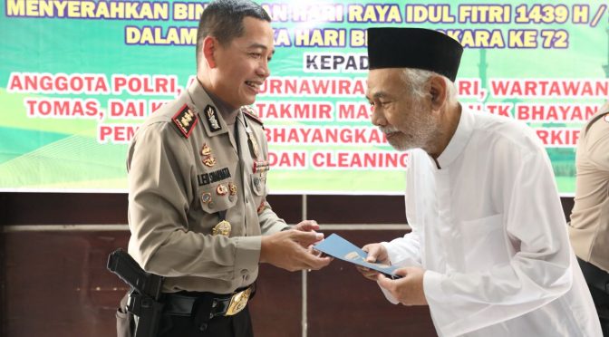 Polres Mojokerto Bagikan Zakat dan Bingkisan Lebaran untuk Warga