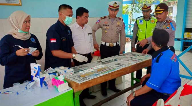 Melintas di Mojokerto, Belasan Sopir Bus AKDP 'Dipaksa' Kencing Petugas