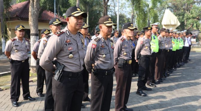 Anggota Polres Mojokerto saat mengikuti apel pasukan pengamanan mudik lebaran