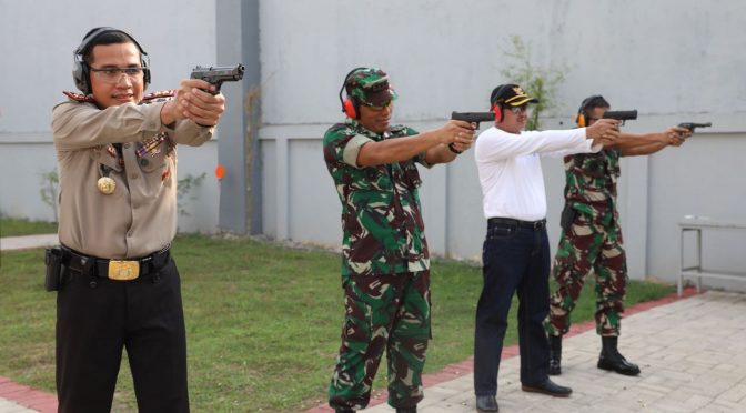 Kapolres, Danrem, Wabup dan Dandim Mojokerto saat mencoba lapangan tembak Wira Pratama Polres Mojokerto