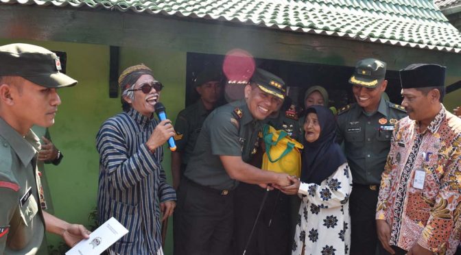 Danrem 082 CPYJ Tinjau Hasil Bedah Rumah Janda Miskin
