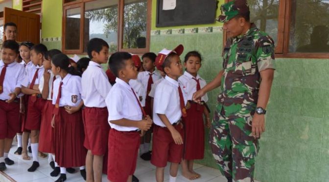 Senangnya Siswa SD Jembul Dapat Bantuan Buku Tulis