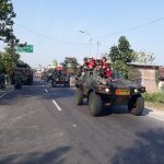 Asyiknya Warga Kemlagi Diajak Naik Tank TNI