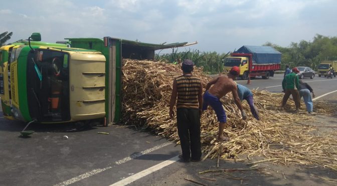 Truk Muat Tebu Mendadak Putar Balik Tertabrak Bus