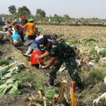 Babinsa Lamongan Dampingi Petani Perbaiki Irigasi 950 Meter