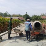 Anggota Kodim Jombang Bantu Pengecoran Jalan Dusun