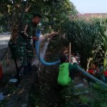 Musim Kemarau Babinsa Bangsal Dampingi Pengairan Jagung