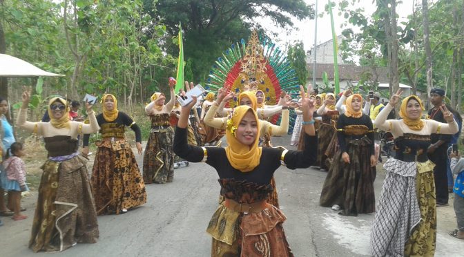 Prosesi Larung Sesaji Sekar Tanjung