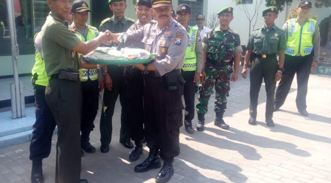 Tumpeng Kekompakan Koramil dan Polsek Gondang