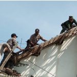 TNI – Polri Gotong Royong Perbaiki Rumah Warga Rusak Terjang Puting Beliung