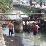 Pasca Banjir, Anggota Koramil Ngoro Karya Bakti Membersihkan Sungai