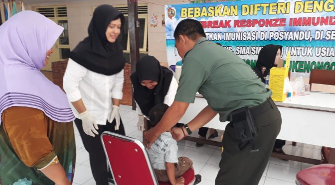 Babinsa Pungging Bantu Layanan Imunisasi Difteri