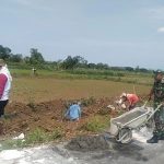 Babinsa Solokuro Perbaiki Irigasi Pertanian Sepanjang 150 Meter