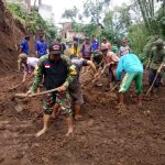 Koramil 0815/17 Trawas Bersama Warga Bersihkan Material Longsor
