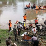 Kodim 0813/Bojonegoro Bersihkan Sampah di Bantaran Sungai Bengawan Solo