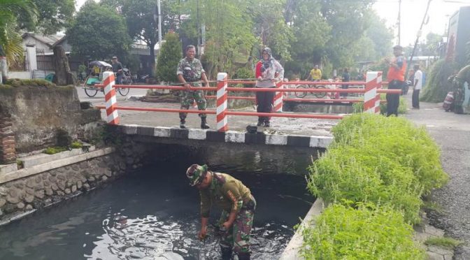 Ini Aksi Kodim 0815 Mojokerto Dukung Program Kali Bersih