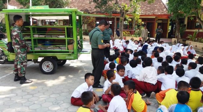 Si Mokos Koramil 0813-03/Balen Ajak Pelajar Gemar Baca