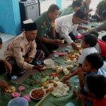 Nikmatnya, TNI Makan Bersama Kaum Dhuafa