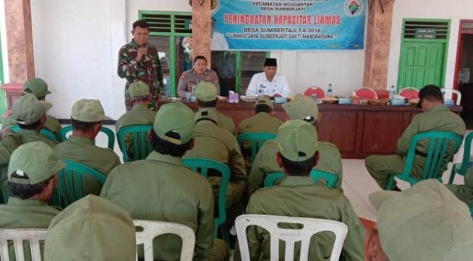 Danposramil Mojoanyar Bekali Satlinmas Desa Sumberjati