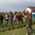 Babinsa Koramil 0815/18 Gondang Bekali Satlinmas Kedisiplinan