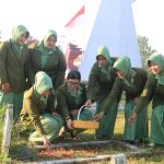 Dharma Pertiwi Jajaran Korem 082 Tabur Bunga di TMP Jombang