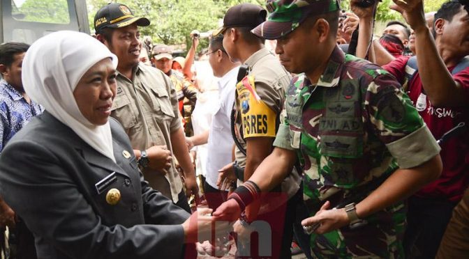Dandim 0815 Mojokerto Dampingi Gubernur Jatim Pantau TPS