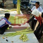 Pedagang Janur Ketupat Meraup Rejeki Musiman