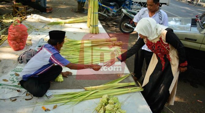 Pedagang Janur Ketupat Meraup Rejeki Musiman