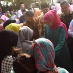 Gubernur Jatim Khofifah Bagikan Paket Sembako di Trowulan