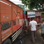 Truk Oleng Tabrak Minibus dan Motor