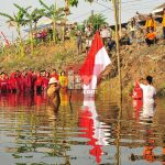 Warga Mojokerto Upacara 17 Agustus di Sungai Laskar Kucing Hitam