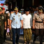 Danrem 082/CPYJ Dampingi Panglima TNI ke Makam Gus Dur