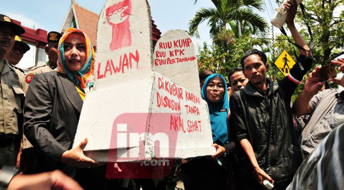Aksi Damai Aliansi BEM Mojokerto Raya di Gedung DPRD