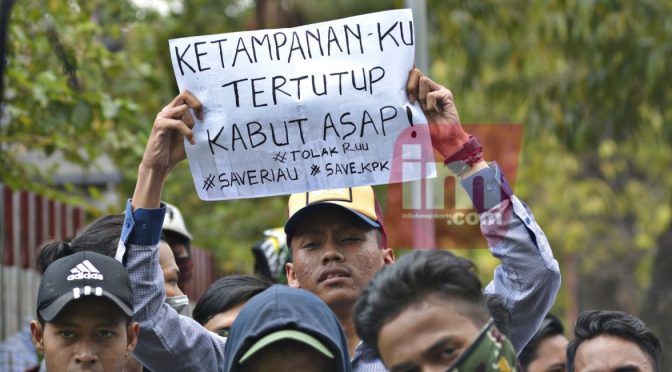 Ini Poster-Poster Kocak Aksi Aliansi BEM Mojokerto di Gedung DPRD