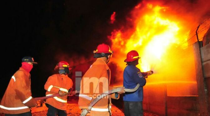 Gudang Pabrik Plastik Terbakar