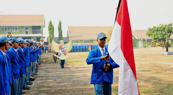 Berbusana Adat, Siswa SMAN Bangsal Mojokerto Ikuti Upacara Hari Kesaktian Pancasila