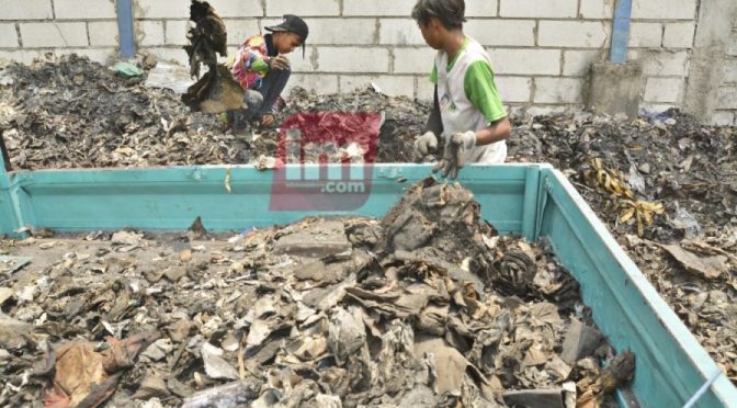 Polisi Selidiki Limbah Pabrik Kertas di Lahan Pertanian Produktif di Mojokerto