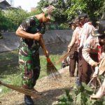 Jelang HUT Kodam V Brawijaya, Danrem 082 CPYJ Pimpin Bersih-Berish Sungai Sadar