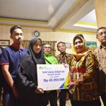 Wali Kota Mojokerto Ning Ita Serahkan Santunan BPJS Ketenagakerjaan Driver Ojek Online dan Penjual Nasi