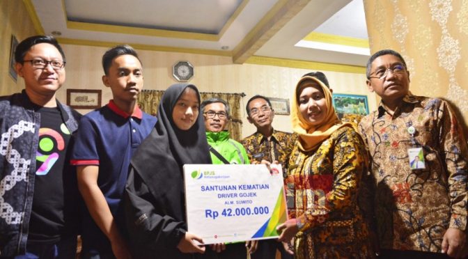 Wali Kota Mojokerto Ning Ita Serahkan Santunan BPJS Ketenagakerjaan Driver Ojek Online dan Penjual Nasi