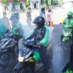 Driver Ojek Online di Kota Mojokerto Disemprot Disinfektan