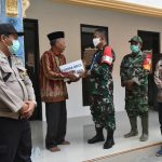 Dansatgas TMMD 107 Kodim 0815 Mojokerto Serahkan Bantuan Paket Sembako