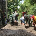 Jalan Penghubung Desa Mojolebak Dikerjakan Satgas TMMD 107 Bersama Warga