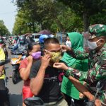 Dandim 0815 Mojokerto Bersama Ketua Persit Bagikan Sembako dan Masker