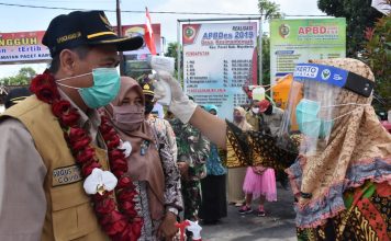 Bupati Mojokerto Serahkan Bantuan APD dan Logistik Kampung Tangguh Covid-19 Tiga Desa di Pacet Bupati Mojokerto Serahkan Bantuan APD dan Logistik Kampung Tangguh Covid-19