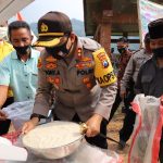 Kapolres Mojokerto Bagikan Beras Jimpitan kepada Warga Terdampak Covid-19