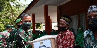 Jelang HUT ke 72 Korem 082/CPYJ,Danrem Bagikan Sembako untuk Warga Trowulan